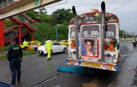 Adulto mayor es atropellado por un vehículo y del impacto queda debajo de las llantas de un bus en Colón