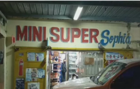 Tres delincuentes asaltan a los propietarios y clientes de un minisúper en Colón