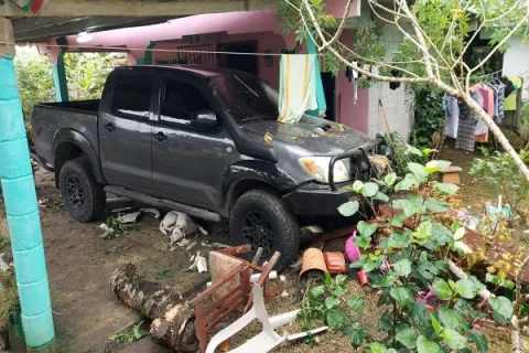 Un auto queda incrustado en una residencia en Sardinilla de Colón y deja tres heridos