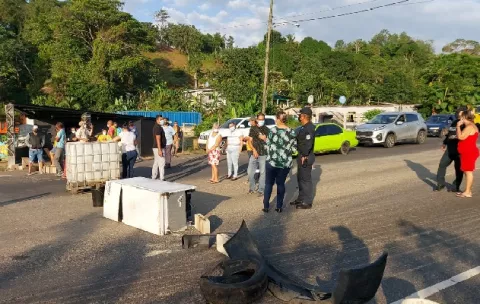 Moradores de Limón cierran la carretera Panamá-Colón exigiendo agua potable