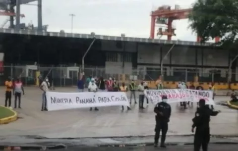 Cierran por más de una hora el acceso de camiones hacia el puerto marítimo de Colón