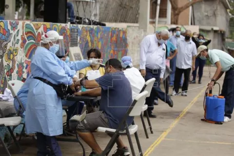 La mitad de la población de Costa Rica ya tiene una dosis contra la covid-19