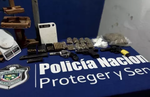 Decomisan armas de fuego, droga y municiones en un lote baldío en David 