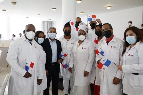 Médicos cubanos viajan a su país, luego de culminar misión contra la covid-19 en Panamá