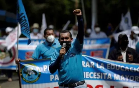 Docentes rechazan retorno a aulas por falta de garantías sanitarias en medio de la pandemia de la covid-19