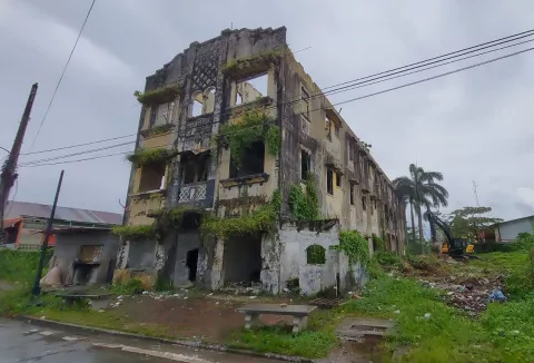 Continúan demoliciones de edificios en mal estado en la ciudad de Colón 