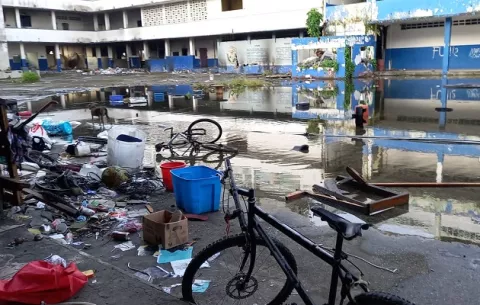 Edificio de escuela República de Venezuela se ha convertido en refugio de indigentes