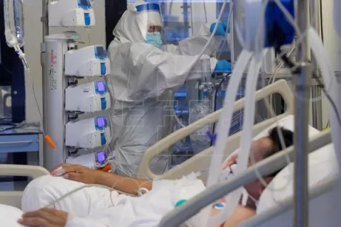 Covid-19: Poner a pacientes boca abajo reduce necesidad de intubación y su mortalidad