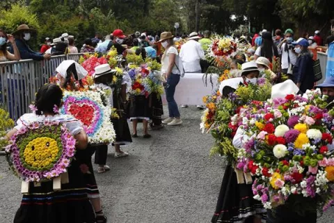 Niños silleteros desfilan como un abrebocas de la Feria de Flores de Medellín