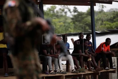 Unos 650 migrantes cruzan formalmente la frontera colombo-panameña a diario