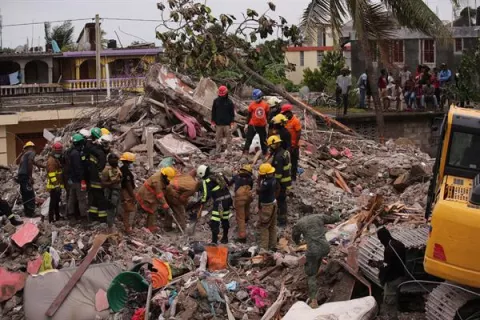 Los topos mexicanos buscan a supervivientes del sismo de Haití con un escáner