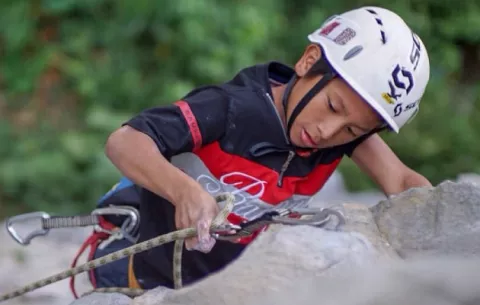 (Video) ‘Harold climber’, un niño de la comarca Ngäbe Buglé con talento para la escalada