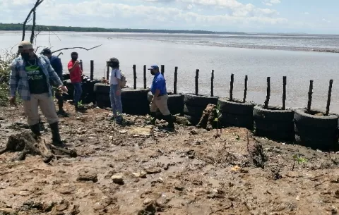 Instalan barreras para frenar el avance del mar en playa El Retén, Monagrillo
