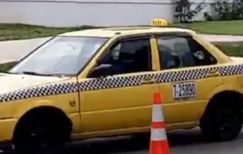 [VIDEO] Sicarios acribillan a tiros a conductor de un taxi en plena vía Transístmica 