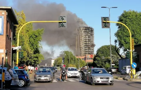 Incendio devora un edificio de 20 pisos en Milán