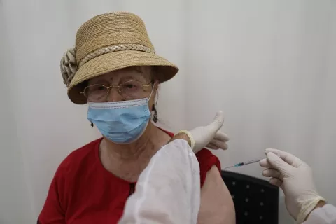 Covid-19: Israel arranca vacunación con tercera dosis de Pfizer