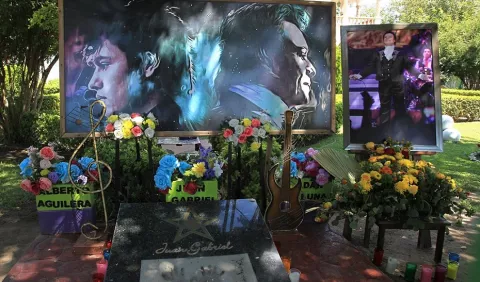 Juan Gabriel: Le cantan al 'Divo de Juárez'  tras cinco años de su muerte