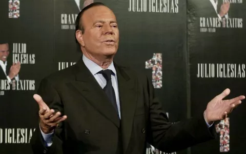 Julio Iglesias: Memes del cantante para despedir el mes de julio