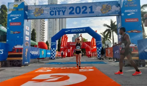 Christopher Jurado y Alexandra Aldana se lucen en el Circuito City