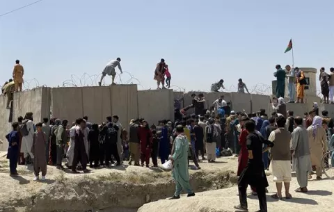Al menos seis personas murieron por el caos en el aeropuerto de Kabul, según testigos