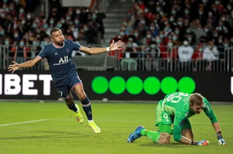 Paris Saint Germain aceptaría 220 millones de euros por Mbappé