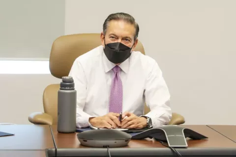Analizan enviar de licencia sin sueldo a funcionarios que no se vacunen contra la covid-19