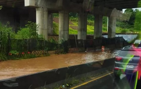 Lluvias y ráfagas de viento azotaron la ciudad capital este sábado; varias vías inundadas 