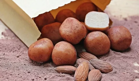 Mazapán: Dulce hecho de almendras y azúcar 
