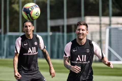 Messi se entrena por primera vez con el PSG y jugadores le dan la bienvenida