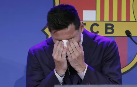Leo Messi no puede evitar el llanto en su adiós del Barcelona 