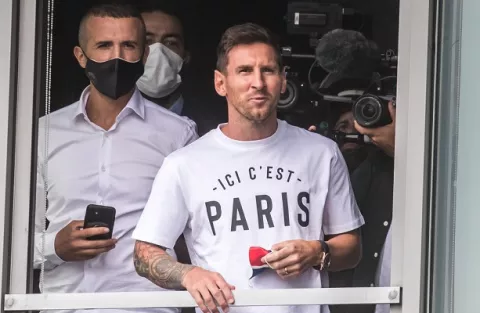Messi pasa la revisión médica y visita el estadio del PSG
