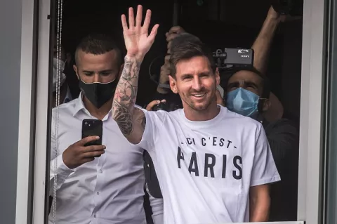 Lionel Messi aterriza en París para firmar por el PSG