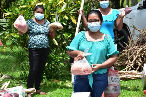 Mujeres en la Trinidad de Capira combaten las secuelas de la covid-19 con huertos