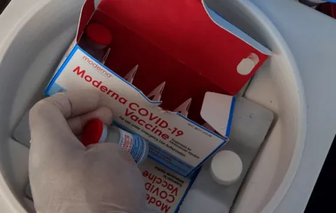 OMS considera incomprensible que Pfizer y Moderna aumenten el precio de sus vacunas contra la covid-19