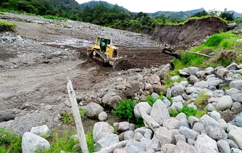 MOP realiza trabajos de dragado y canalización en el río Chiriquí Viejo 