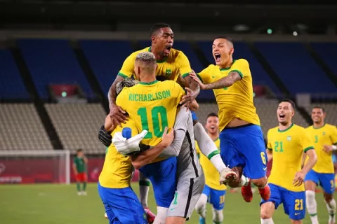Brasil y España avanzan a la final del fútbol olímpico masculino