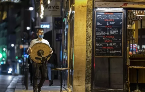 El pase covid ya es obligatorio para 1,8 millones de trabajadores en Francia
