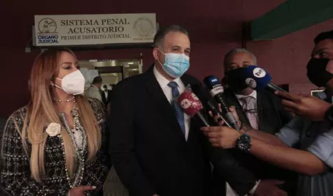 Fiscalía presenta en el juicio documentación de antes de que Ricardo Martinelli tomara posesión como presidente