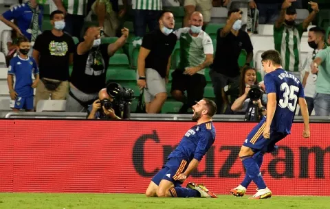 Dani Carvajal rescata tres puntos para el Real Madrid, que sufrió ante el Betis