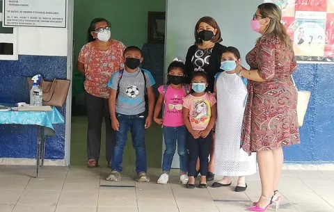 Regreso a las aulas: Recuerdan que los docentes están casi 100% vacunados, tras recibir priorización