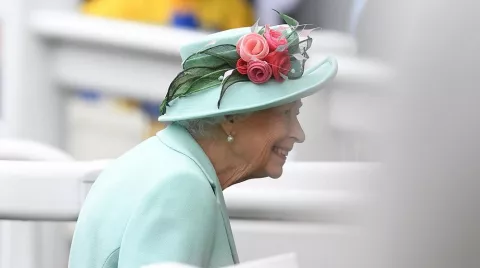 Isabel II permanecerá en Balmoral a pesar de un positivo por covid