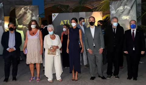 La reina Letizia entrega a la 'reina' Judi Dench el premio del Atlàntida Fest