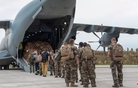 Un segundo vuelo militar francés evacúa a 216 personas de Kabul, 184 afganos