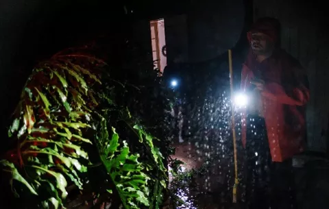 Ida mantiene el peligro como tormenta tropical tras devastar Luisiana