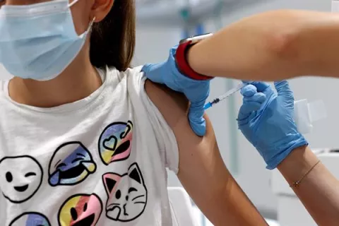 Los efectos secundarios de Pfizer en adolescentes de alto riesgo son leves