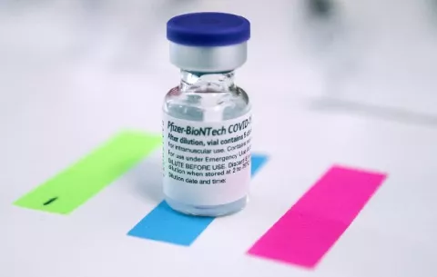 Pfizer obtiene la aprobación total para la vacuna contra la covid-19 