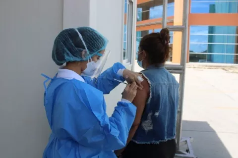 Minsa aclara que no se ha establecido ningún código de vestimenta para vacunarse contra la covid-19