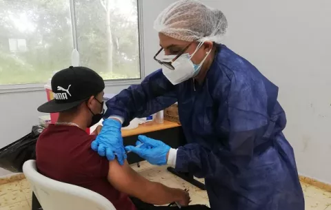 Riesgo de trombosis por vacuna es poco frecuente en comparación con el causado por la covid-19
