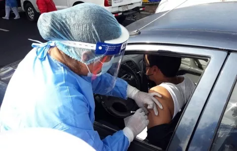 ¿Transmite un vacunado la misma cantidad de virus vivo que una persona no inoculada contra la covid-19?