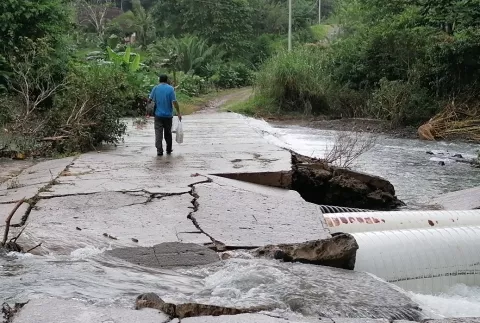 Crecida del río Cirí Grande causa daños al vado en el corregimiento de El Cacao en Capira 